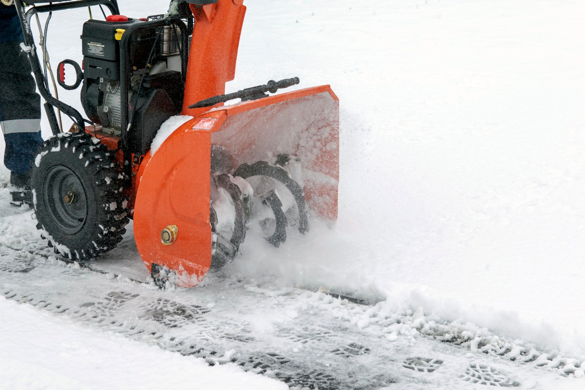 Schneefräsen im Winter richtig nutzen: Mit FUXTEC Schnee effizient aus Einfahrt und Auffahrt räumen